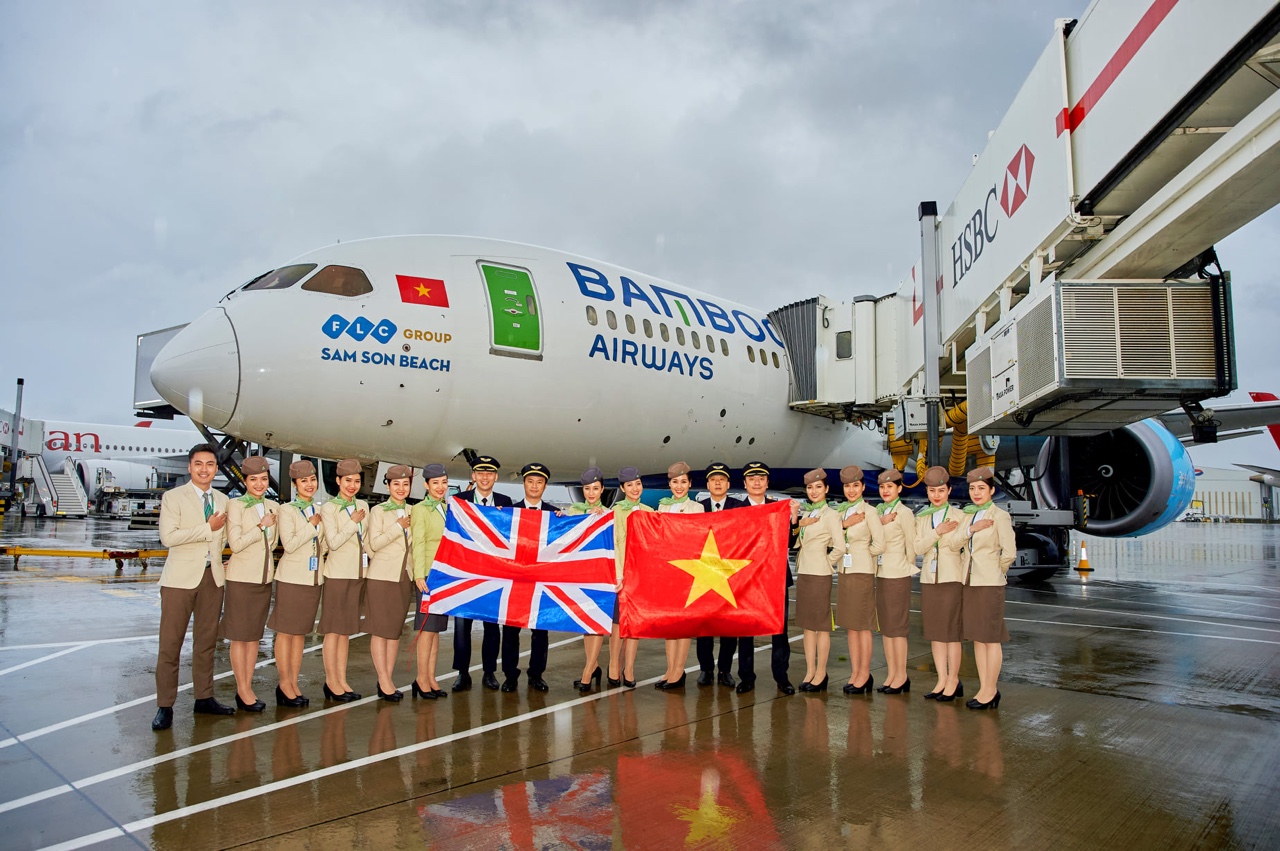 Chuyến bay QH9051 của Bamboo Airways hạ cánh tại sân bay quốc tế Heathrow, thủ đô London, Anh ngày 30/10/2021.